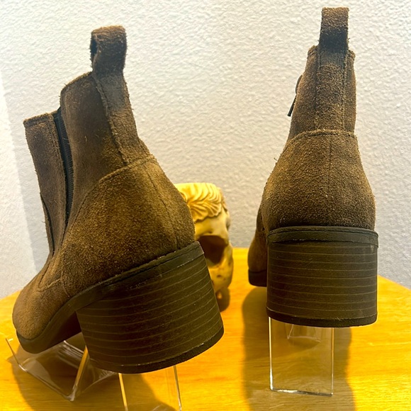 Clark’s Pull-on Suede Chelsea Boot, Size 6.5 - Picture 6 of 13